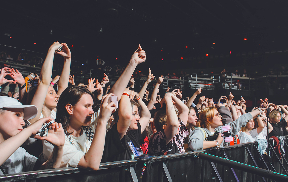 K팝 공연을 보는 사람들
