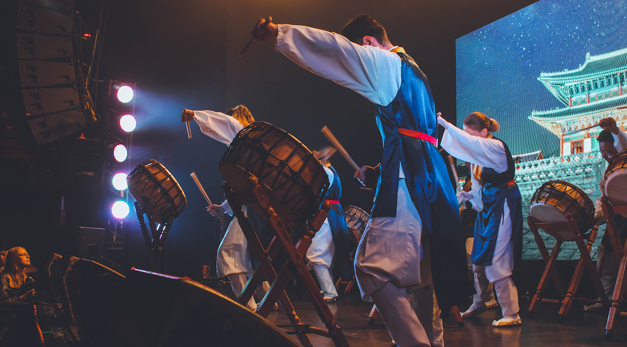 한국 전통 공연하며 K컬처를 알리는 모습