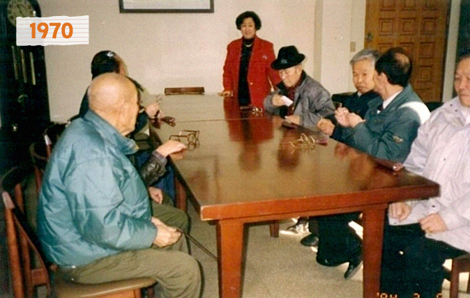 사회복지관에 모여있는 어르신들