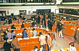 1971년대 말굽형 포스트에서 이뤄진 주식 매매 현장[출처 : 한국거래소]