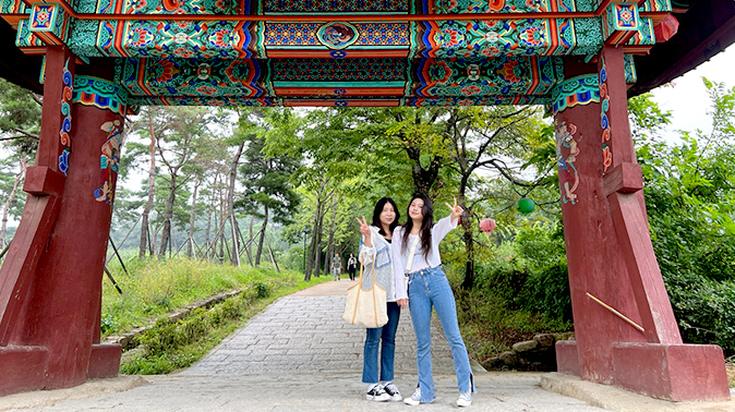 입구에서 사이좋게 한 컷