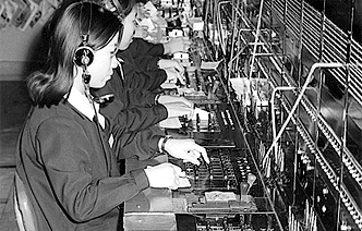 1960년대 전화교환원. 초창기 자석식 전화기는 송신자와 수신자를 연결해주는 전화교환원이 필요했다.(사진출처: 중앙일보)