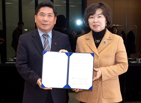 국민연금공단 박양숙 복지이사와 김창규 제천시장이 기념촬영을 하고 있다.