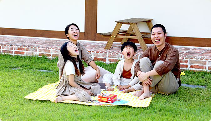 앞 마당에 전소라·이차호님과 아이들이 돗자리 깔고 앉아있는 모습