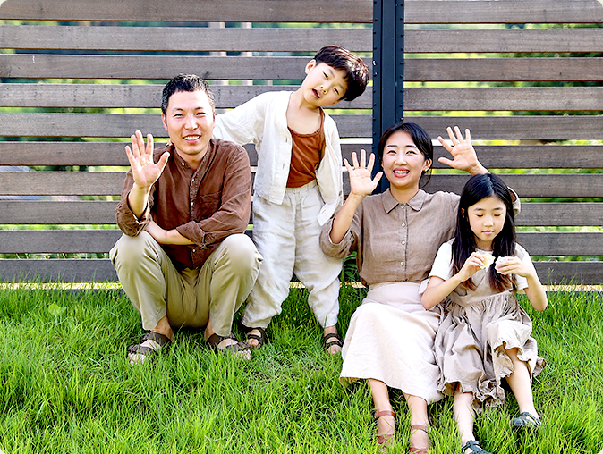 울타리 앞에 전소라·이차호님이 아이들과 함께 앉아 있는 모습