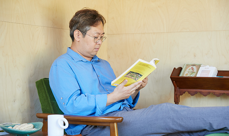 리클라이너 소파에 앉아서 독서를 하거나 음악을 들으며 시간을 보낸다.